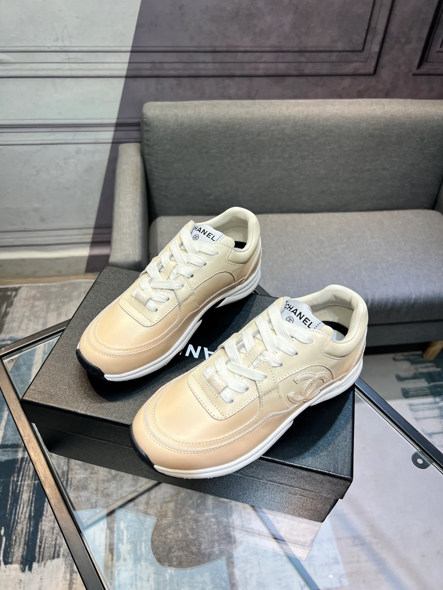 Men's men's shoes 💰660 Exclusive real shot (top version) CHANEL Chanel 2025ss color matching thick-soled casual sports shoes and sneakers. The counter is synchronized. The counter is very popular. A shoe that is very difficult to buy. The most popular thick-soled panda shoes on the Internet. It can be imagined that Xiaoxiang control can't miss it. It has both good looks and comfort. Simple and versatile white shoes. The thick sole increases the height and is super versatile. Close your eyes and wear it. Whoever wears it will look better. Upper: calfskin Lining: imported sheepskin lining Outsole: TPU original outsole Size: 35-44 (customized for women 41 and 40, and 45 for men)